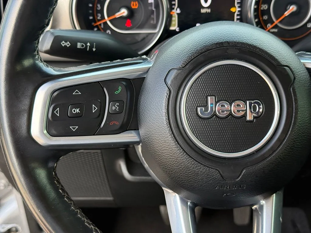 Used 2020 Silver Jeep Unlimited Sahara image 15