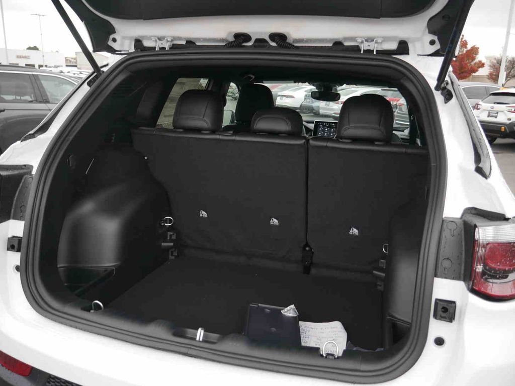 Used 2026 White Jeep Latitude image 8