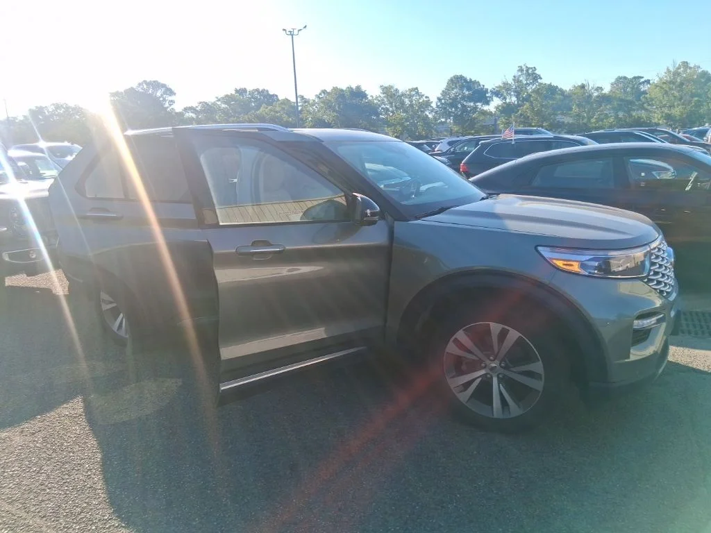 Used 2020 Green Ford Platinum image 17