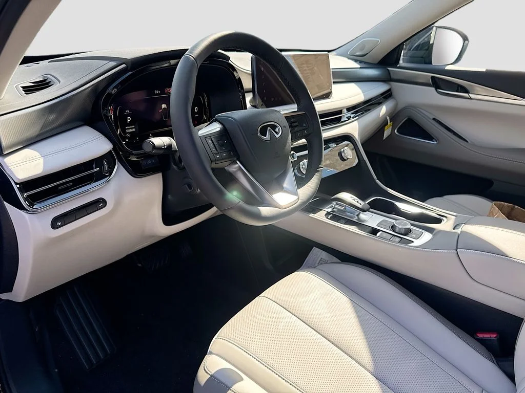 Used 2027 Black INFINITI LUXE image 10