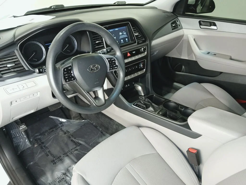 Used 2018 White Hyundai SE image 14