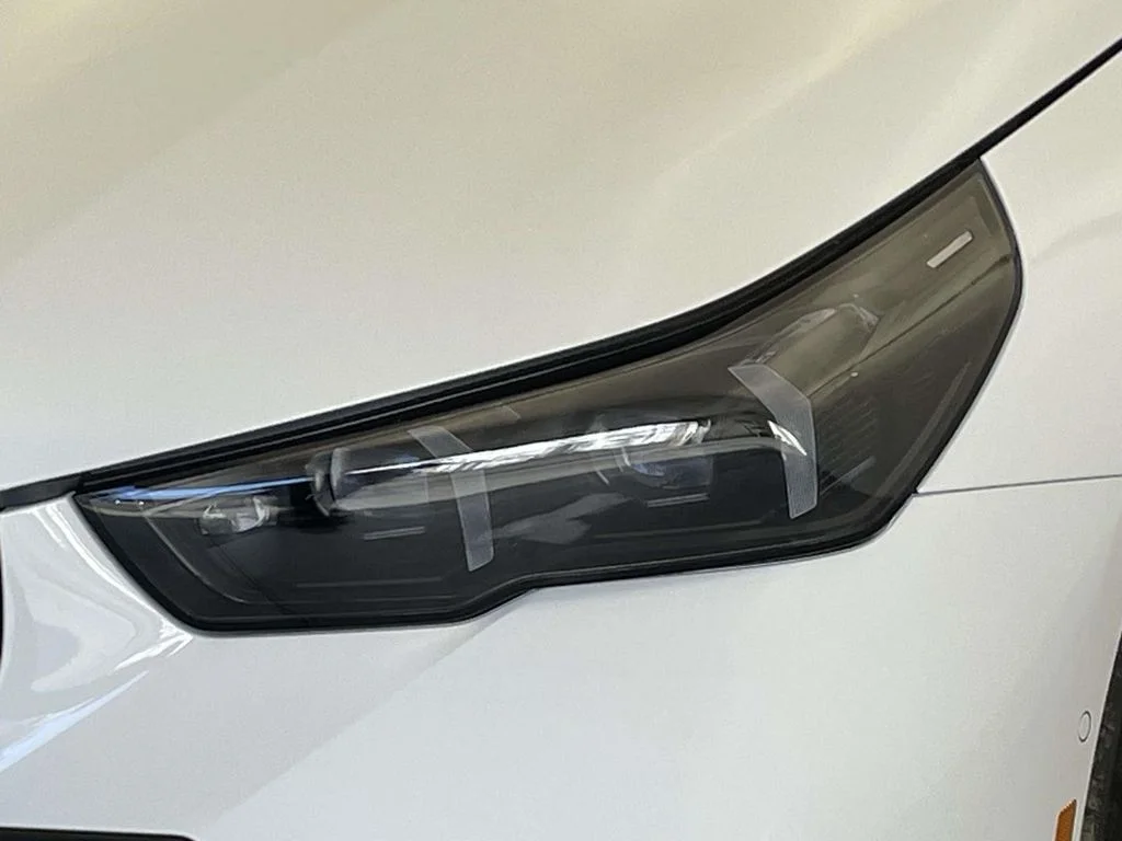 New 2026 White BMW xDrive40 image 9