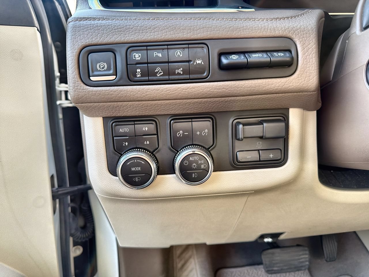 Used 2023 WHITE FROST TRICOAT GMC Denali image 15