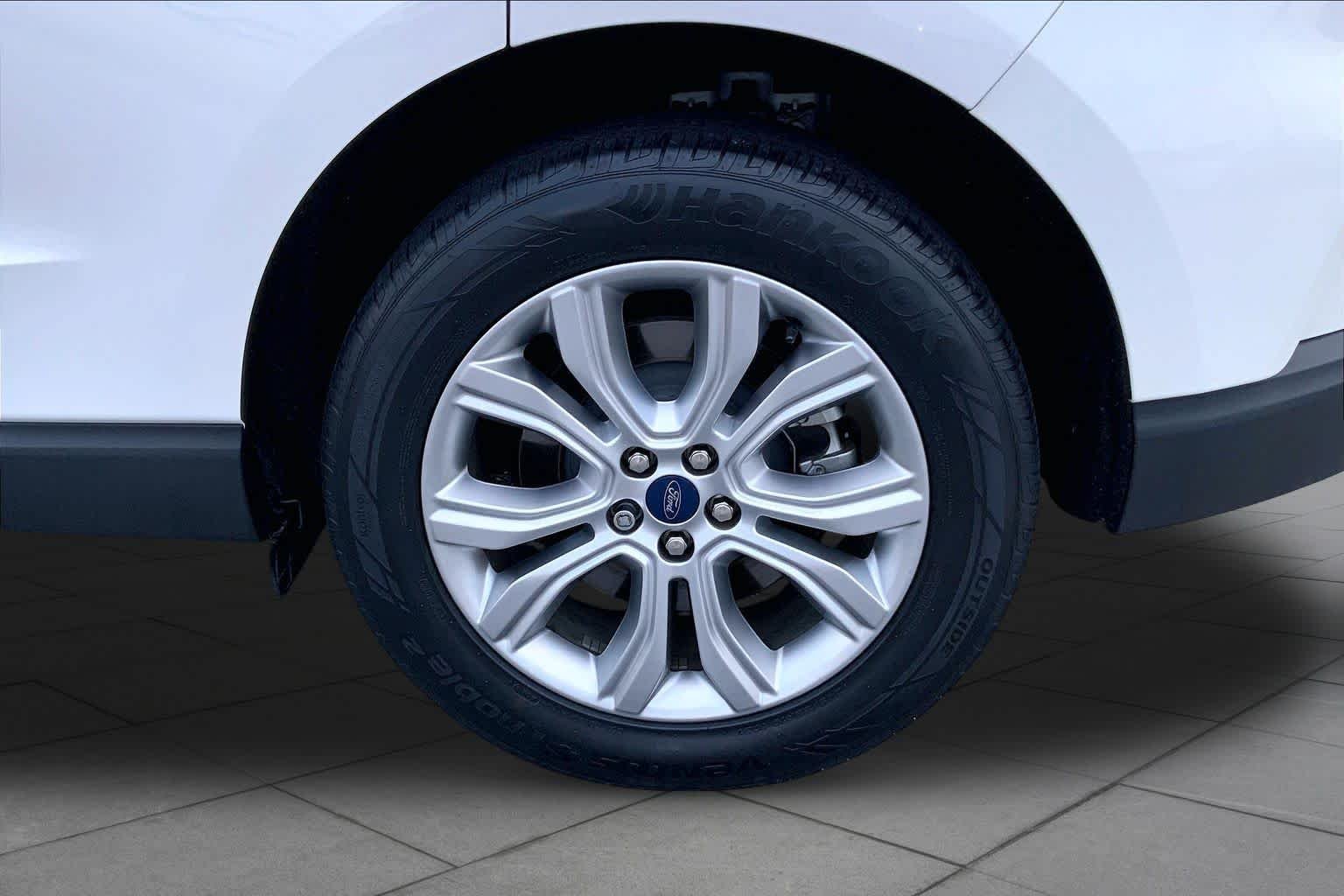 Used 2022 Star White Metallic Tri-Coat Ford Titanium image 11