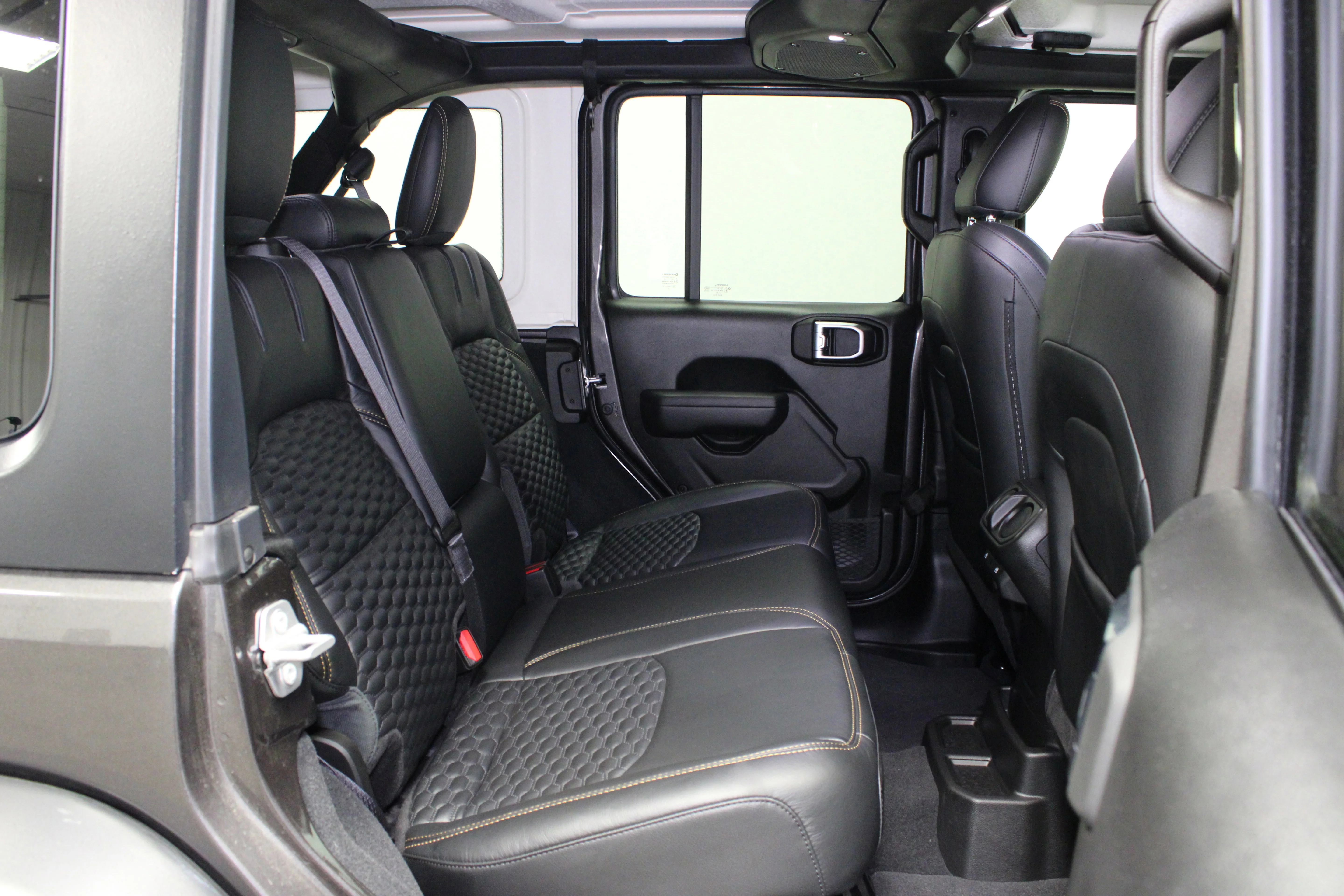 Used 2025 Granite Crystal Metallic Clearcoat Jeep Sport S image 15