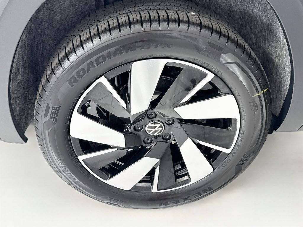 New 2026 Silver Mist Metallic Volkswagen SE w/Technology image 32