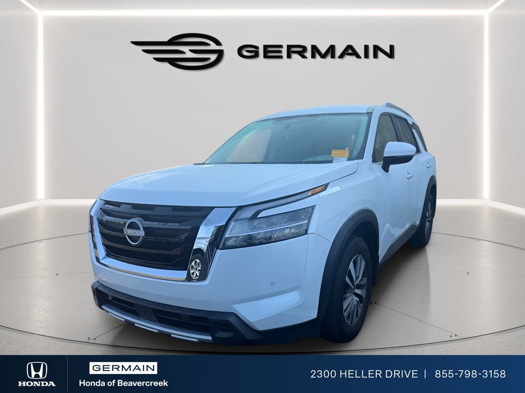 Used 2025 Everest White Pearl Tricoat Nissan SL image 3