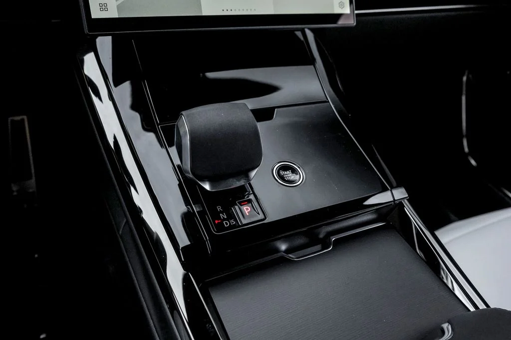 New 2026 Varesine Blue Land Rover Dynamic SE image 15