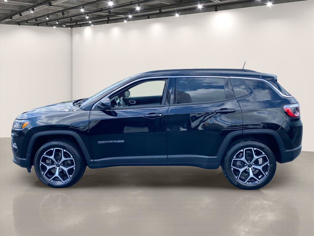 Used 2025 Diamond Black Crystal Pearlcoat Jeep Limited image 4