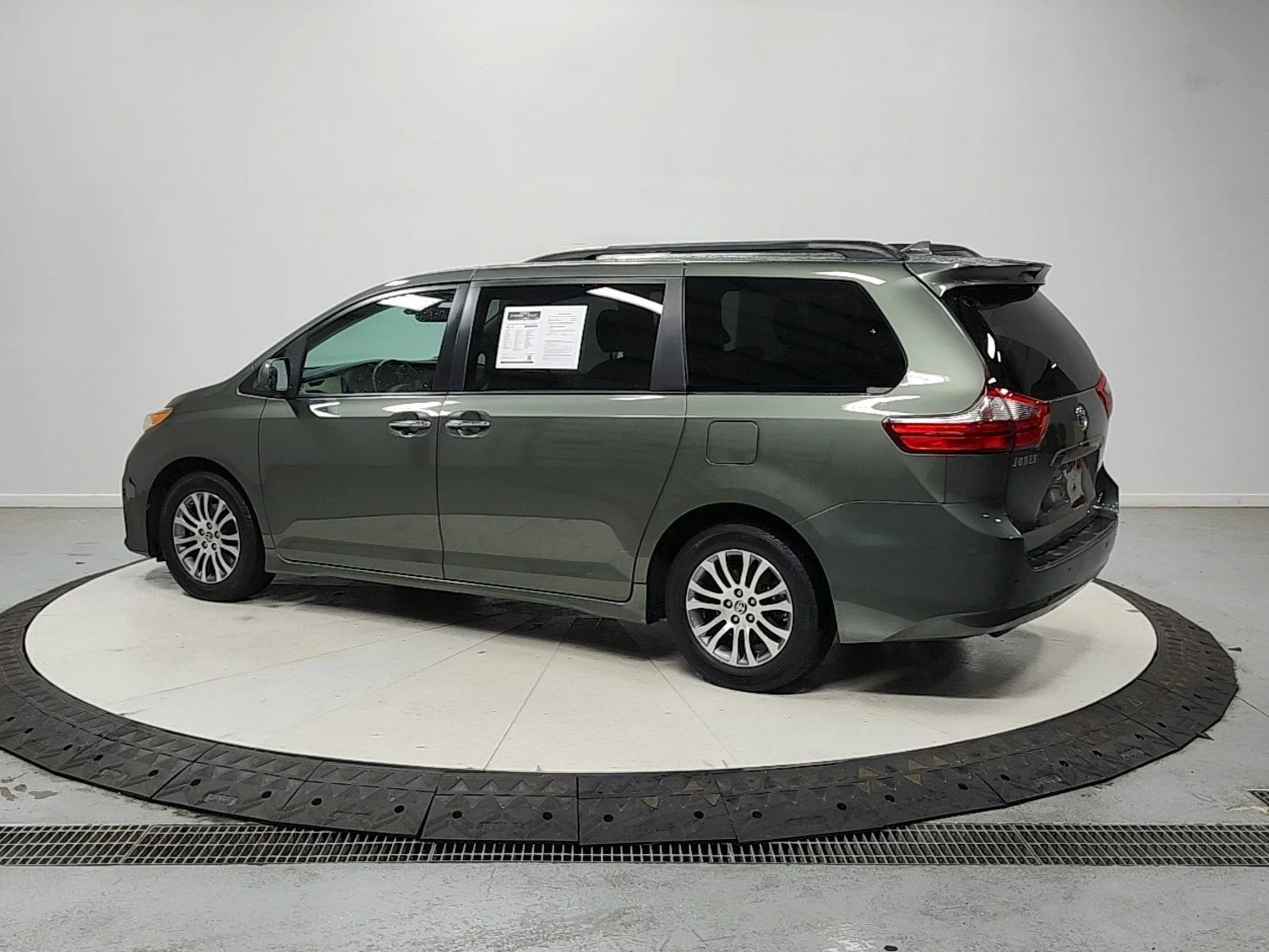 Used 2020 Green Toyota XLE Premium image 6