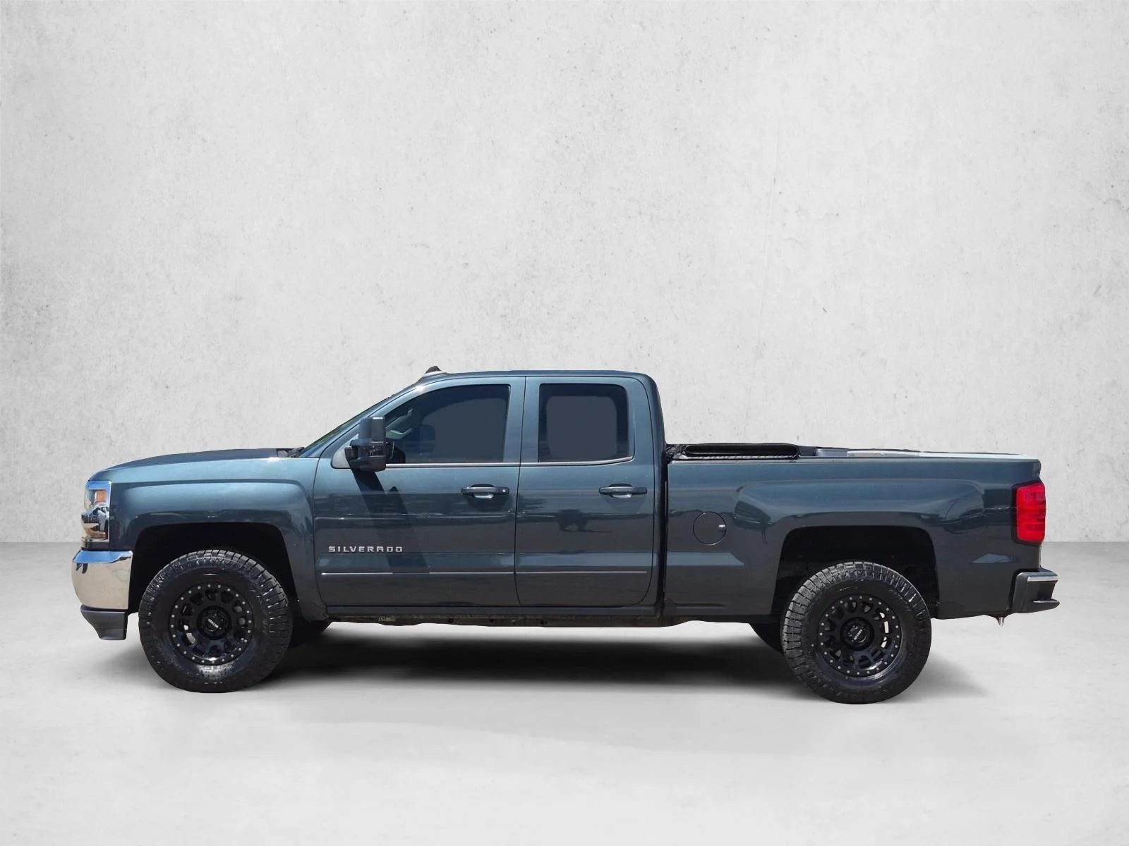 Used 2018 Graphite Metallic Chevrolet LT image 8