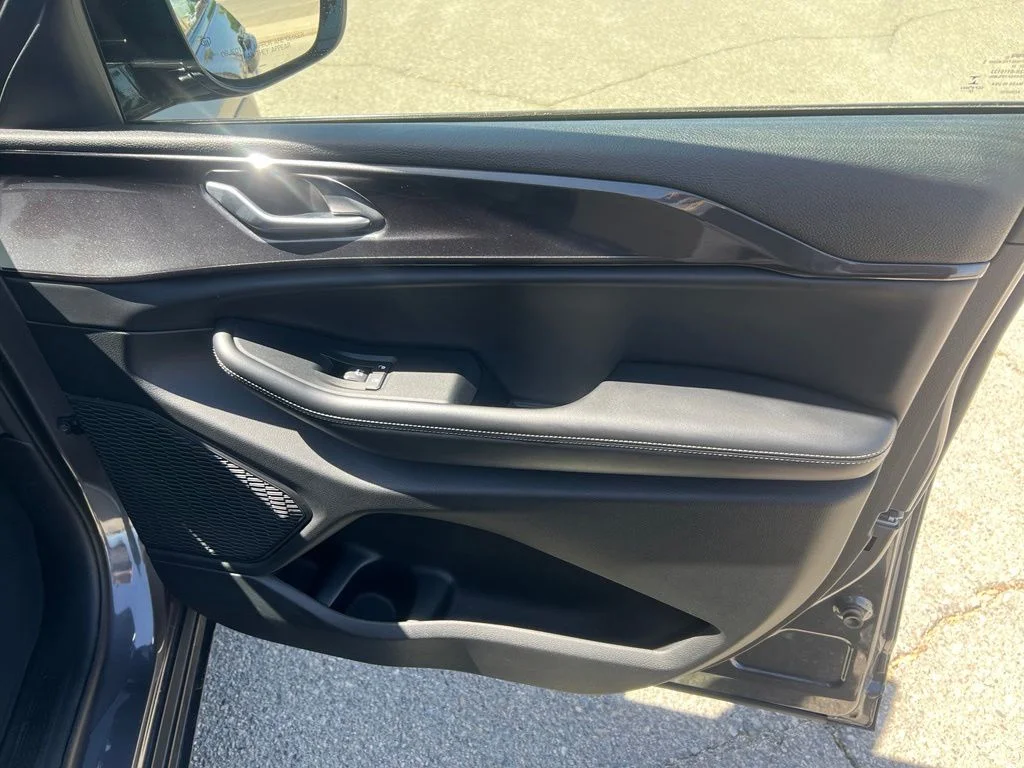 Used 2023 Metallic Jeep Altitude image 28