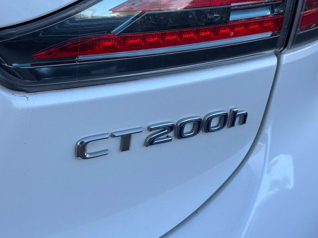 Used 2011 White Lexus 200h image 15