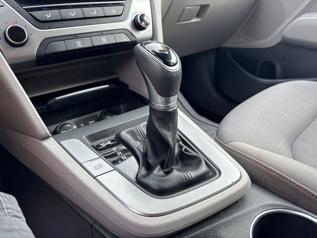 Used 2018 Gray Hyundai SE image 12