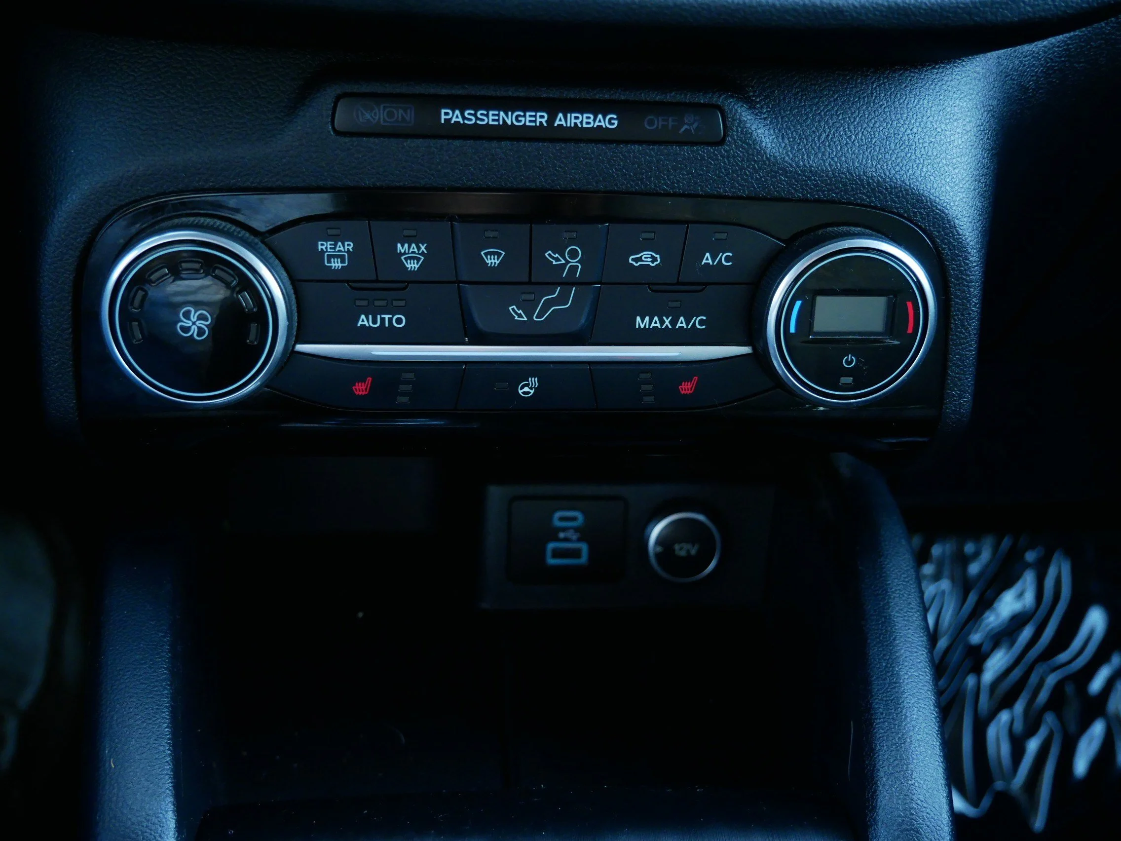 Used 2021 Bronze Fire Ford SE image 23