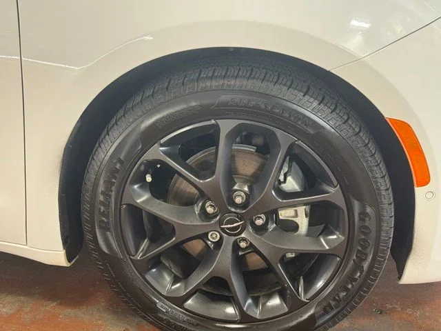 Used 2022 Bright White Clearcoat Chrysler Limited image 10