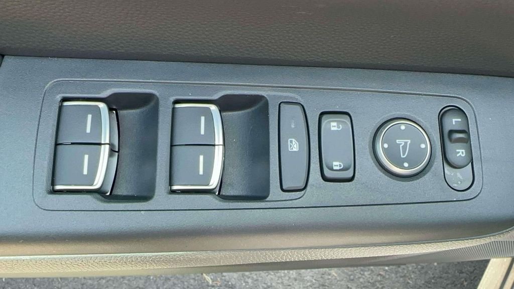 Used 2023 Silver Honda EX-L image 15