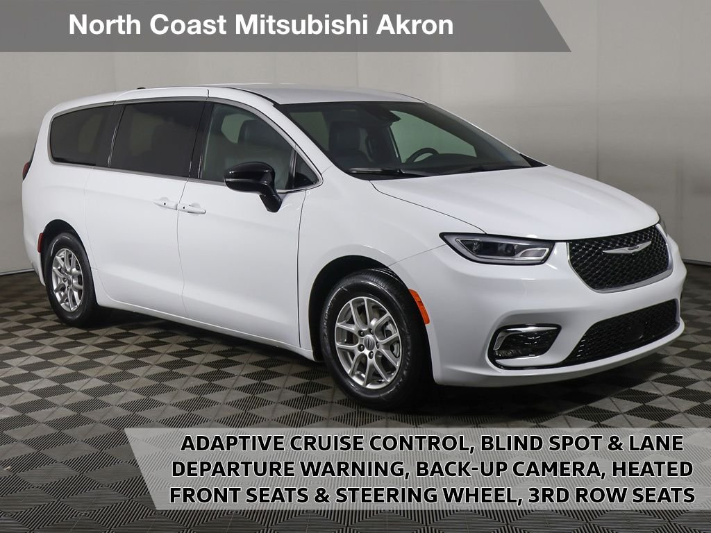 2025 Chrysler Pacifica Select's photo