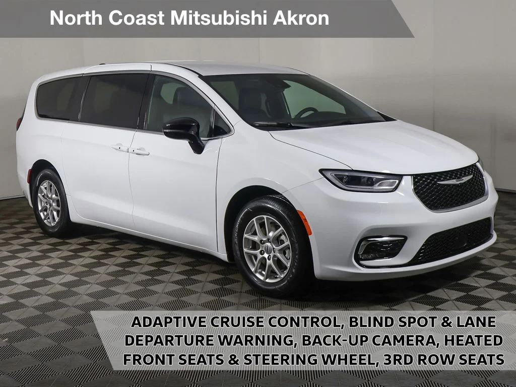 2025 Chrysler Pacifica Select's photo