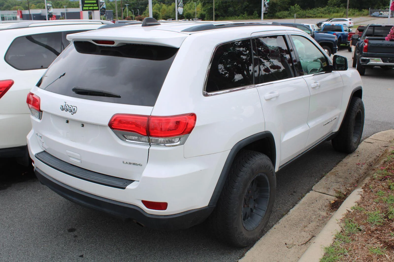 Used 2016 Bright White Clearcoat Jeep Laredo image 4