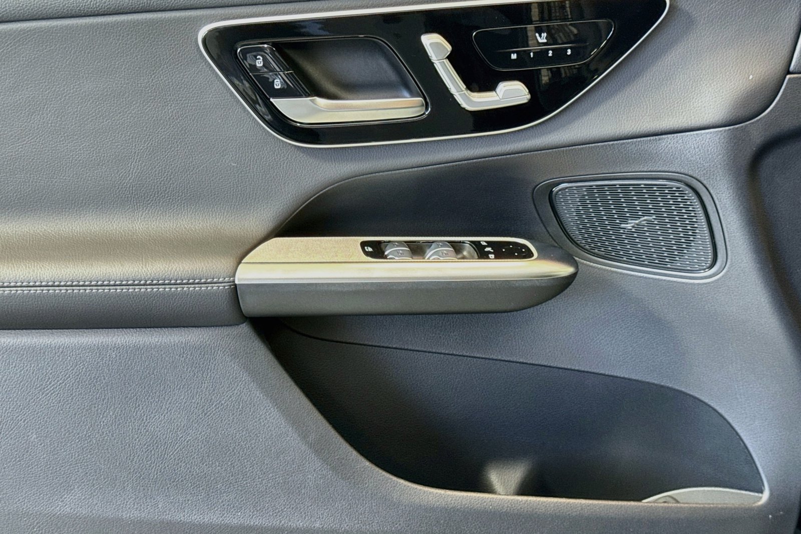 New 2027 Graphite Grey Metallic Mercedes-Benz GLC 300 image 16