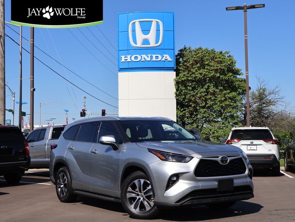 Used 2022 Silver Toyota XLE image 1