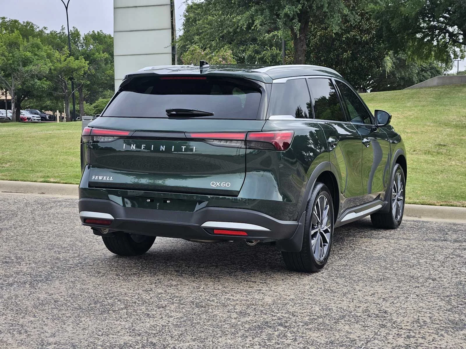 Certified Used 2026 Deep Emerald INFINITI LUXE image 8