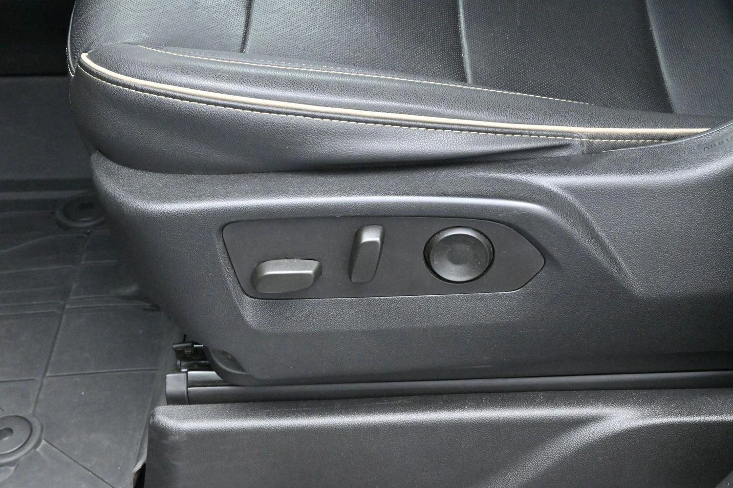 Used 2023 Iridescent Pearl Tricoat Chevrolet Premier image 16