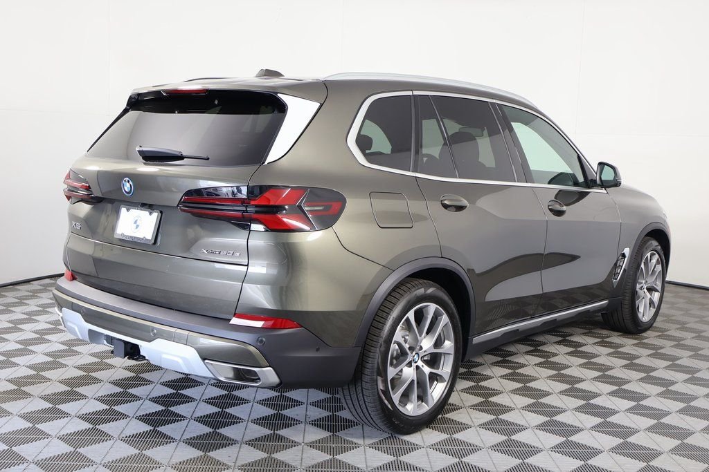 New 2026 Green Metallic BMW xDrive50e image 2