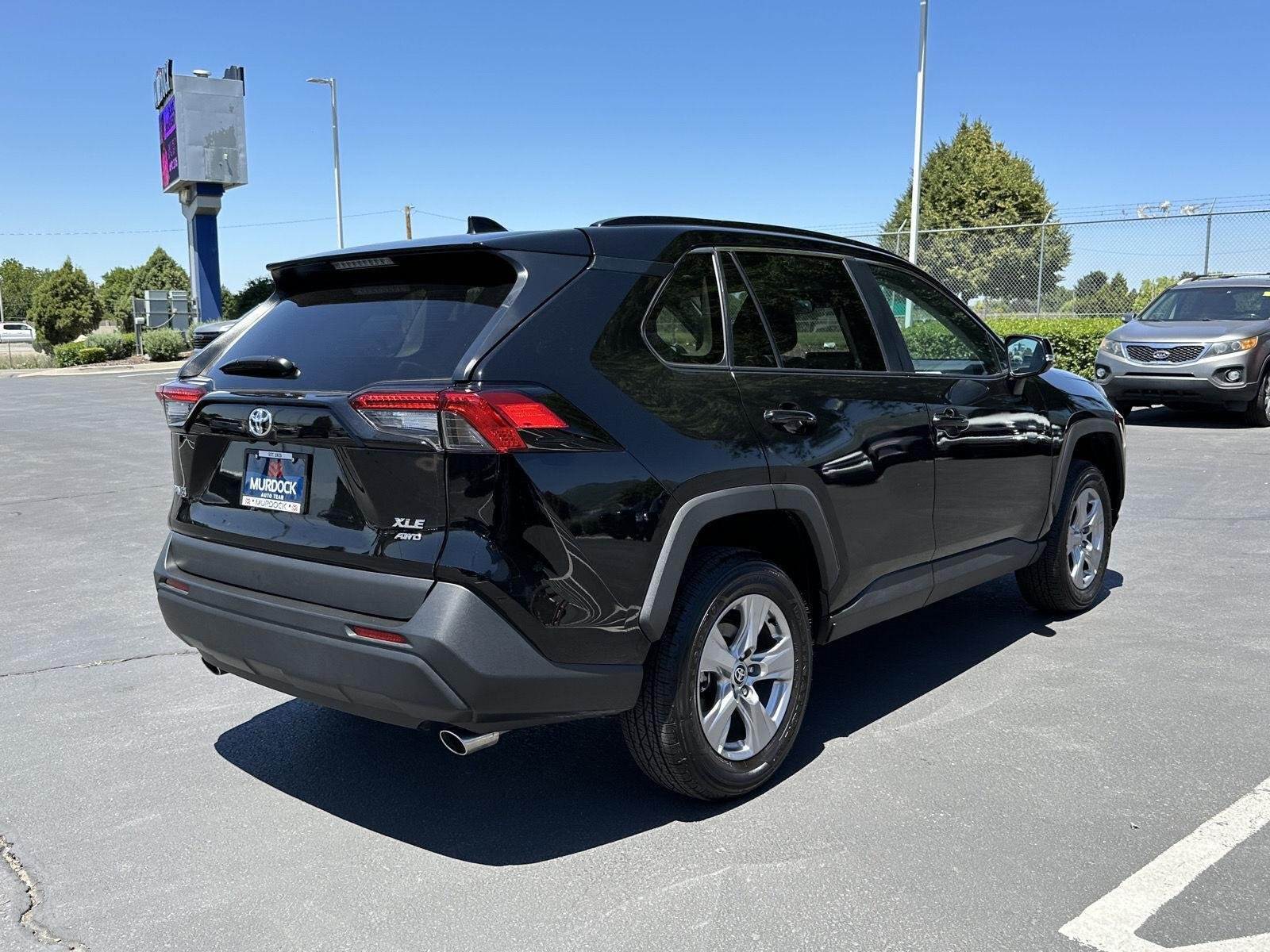 2025 Toyota RAV4 XLE - Photo 9