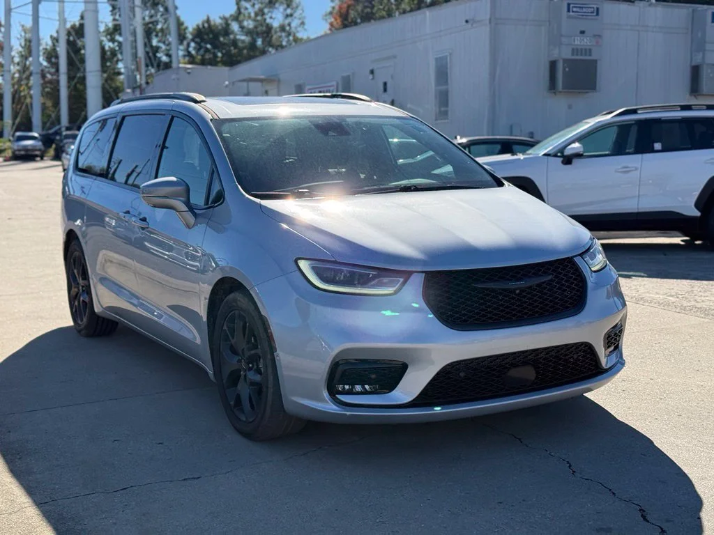Used 2022 Silver Chrysler Limited image 4