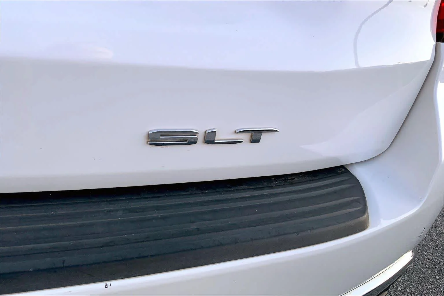 Used 2023 Summit White GMC SLT image 9