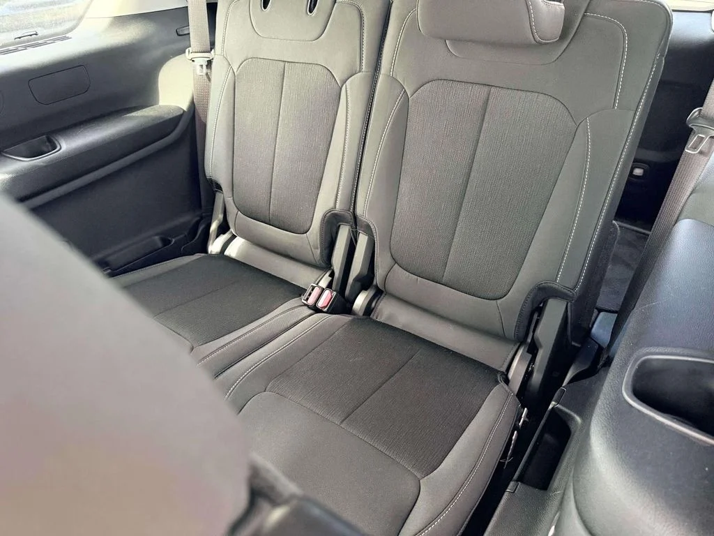 Used 2023 White/off-white Jeep Laredo image 12