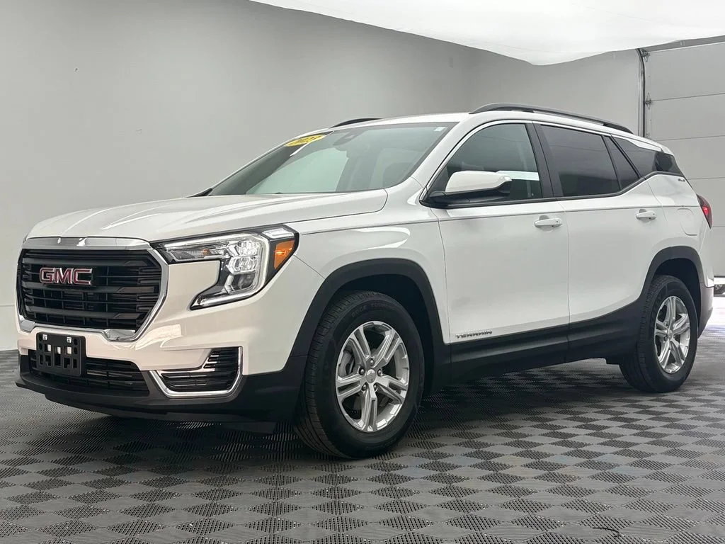 Used 2023 Summit White GMC SLE image 2