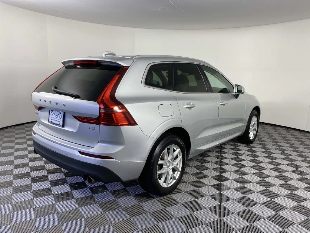 Used 2019 Bright Silver Metallic Volvo T5 Momentum image 9