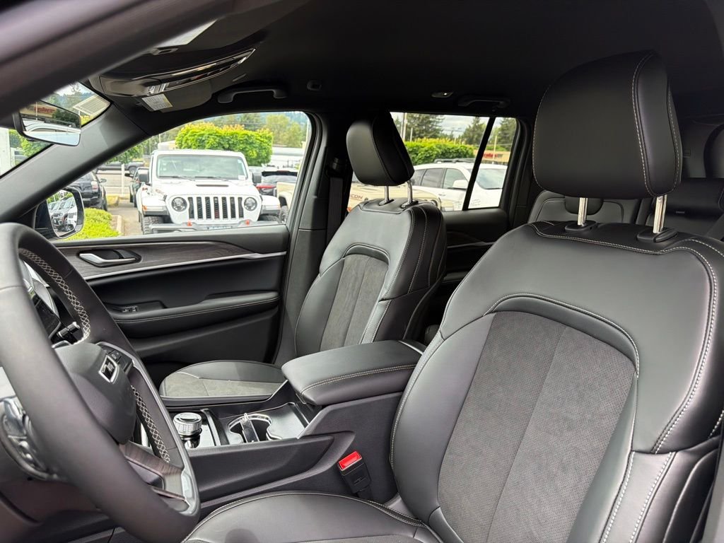 New 2026 Diamond Black Crystal Pearl-Coat Exterior Paint Jeep Altitude image 14