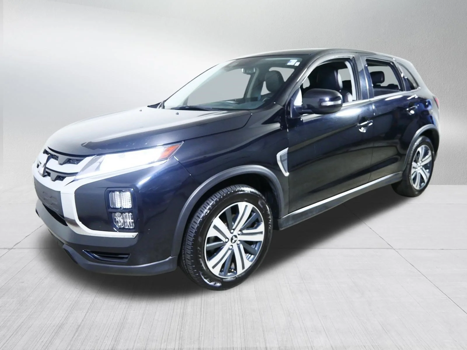Used 2024 Labrador Black Pearl Mitsubishi SE image 3
