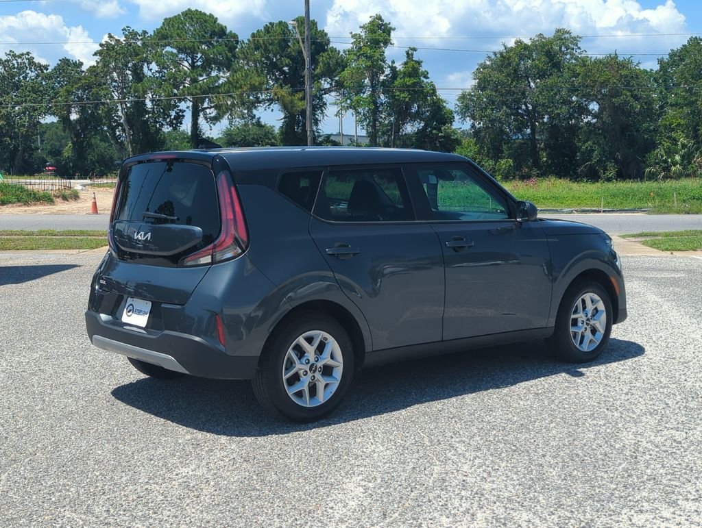 Used 2025  Kia LX image 7