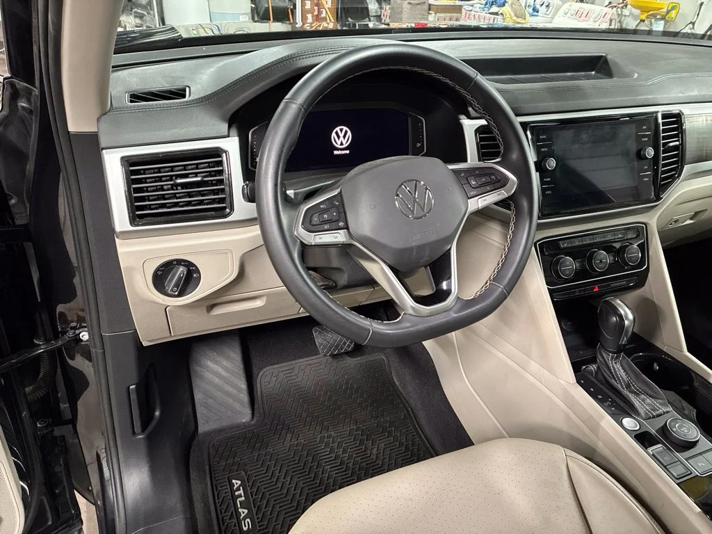 Used 2022 Black Volkswagen 3.6L V6 SE w/Technology image 14