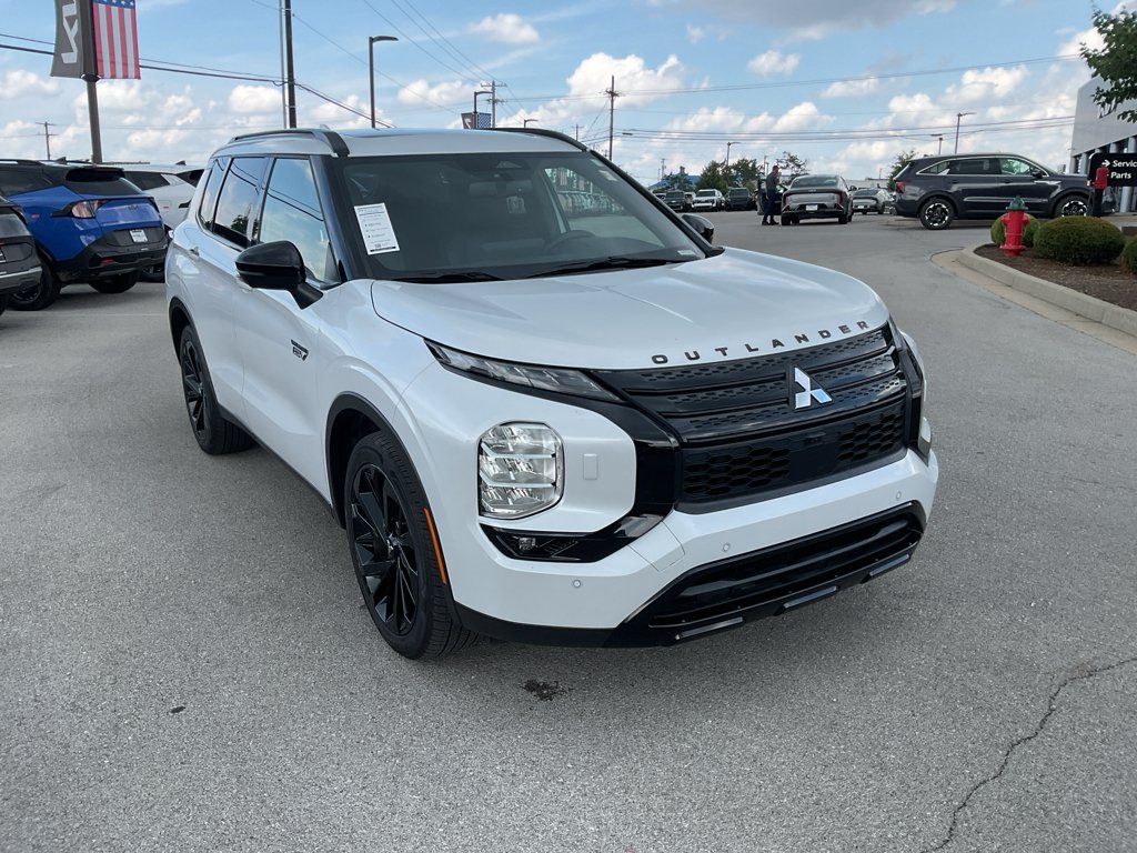 Used 2025 White Diamond Mitsubishi SEL Black Edition image 2