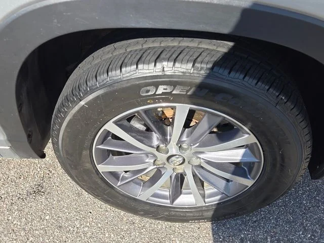 Used 2017 Silver Toyota XLE image 18