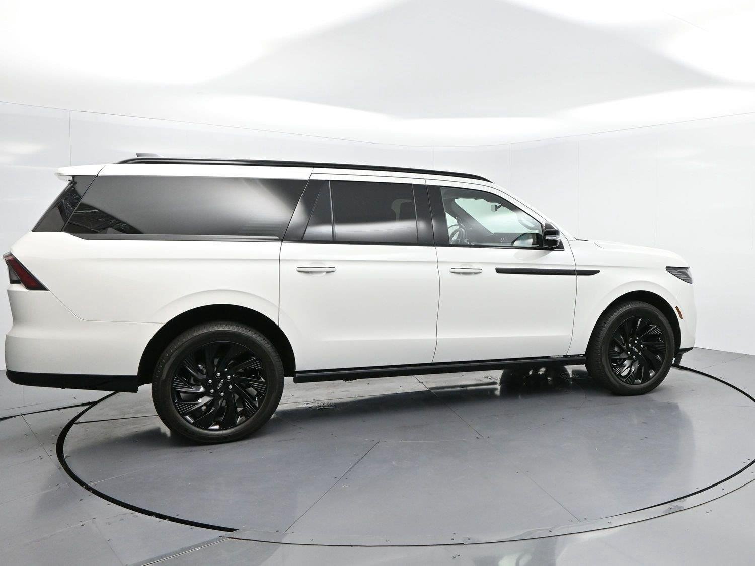 Used 2026 Pristine White Metallic Tri-coat Lincoln Reserve image 8