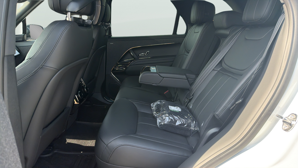 New 2026 Fuji White Land Rover Dynamic SE image 17