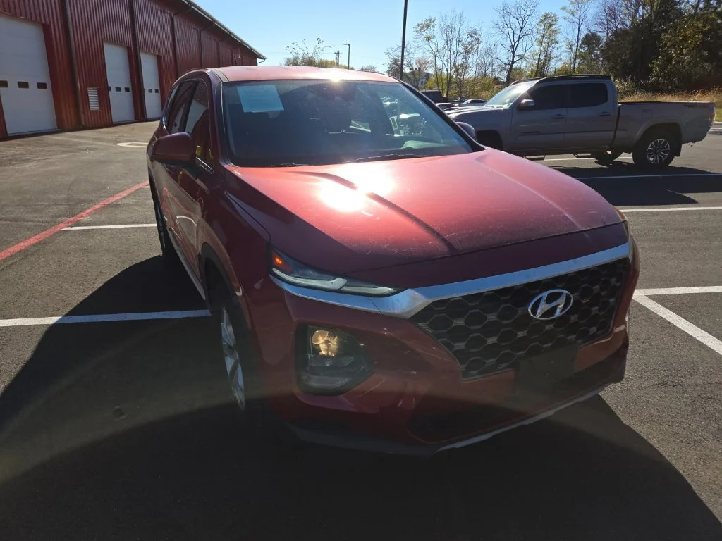 Used 2020 Red Hyundai SE image 1