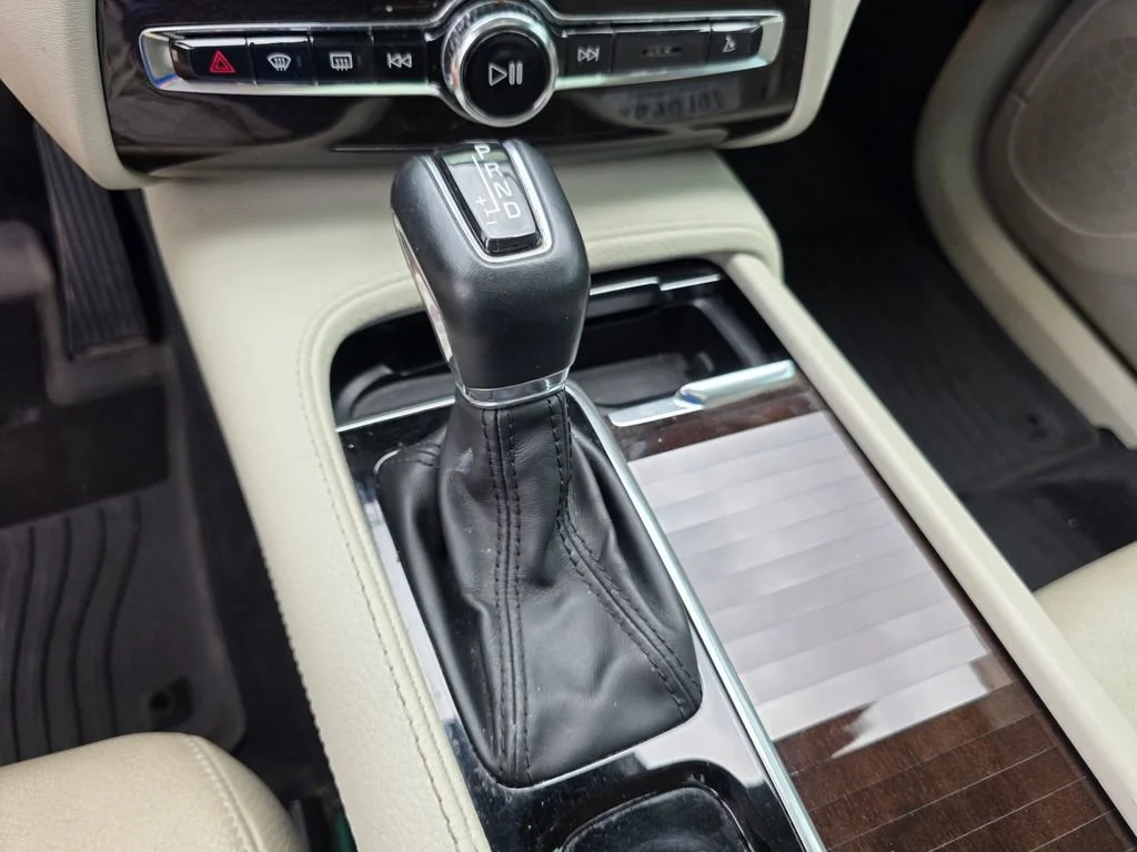 Used 2019 White Volvo T5 Momentum image 20