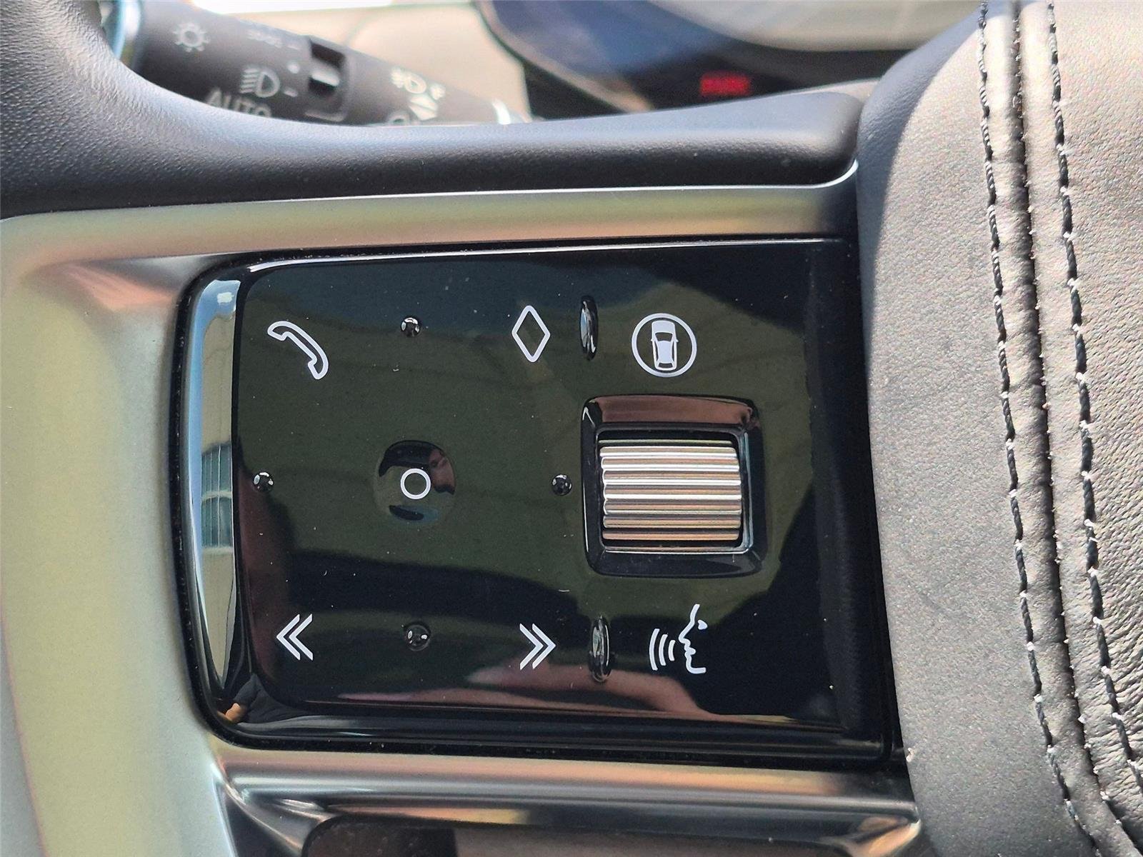 Used 2025 Fuji White Land Rover SE image 17