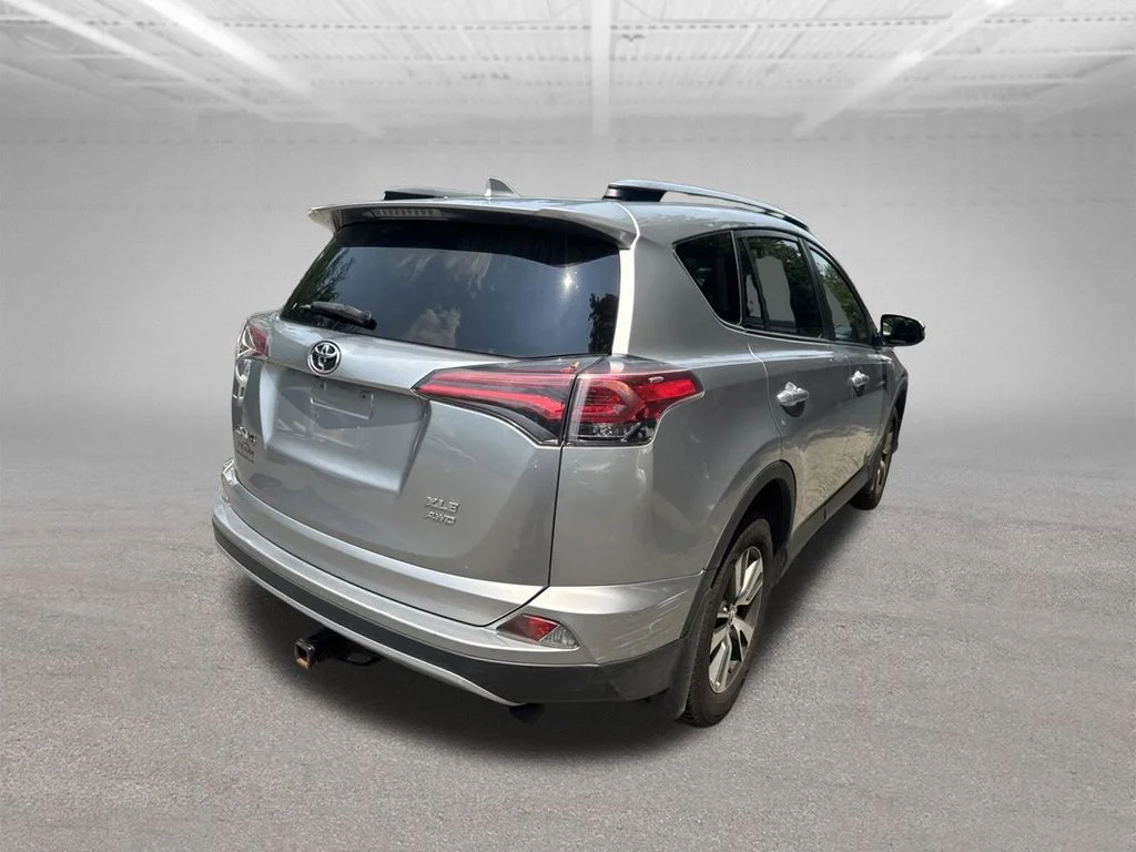 Used 2018 Silver Toyota XLE image 5