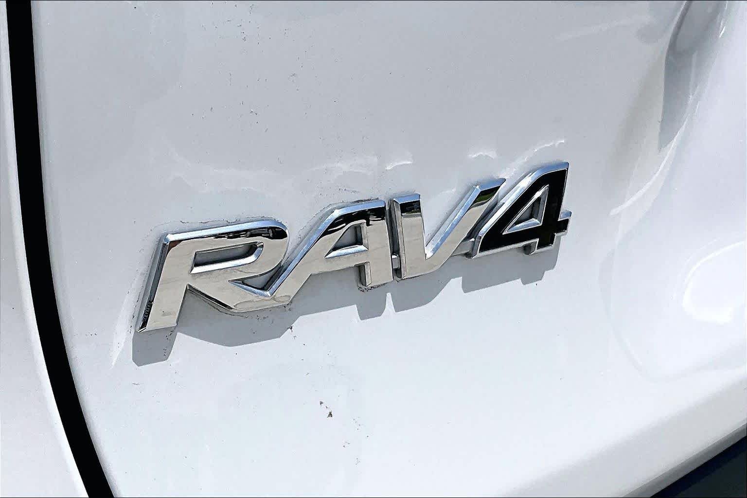 Used 2025 Wind Chill Pearl Toyota XLE Premium image 30