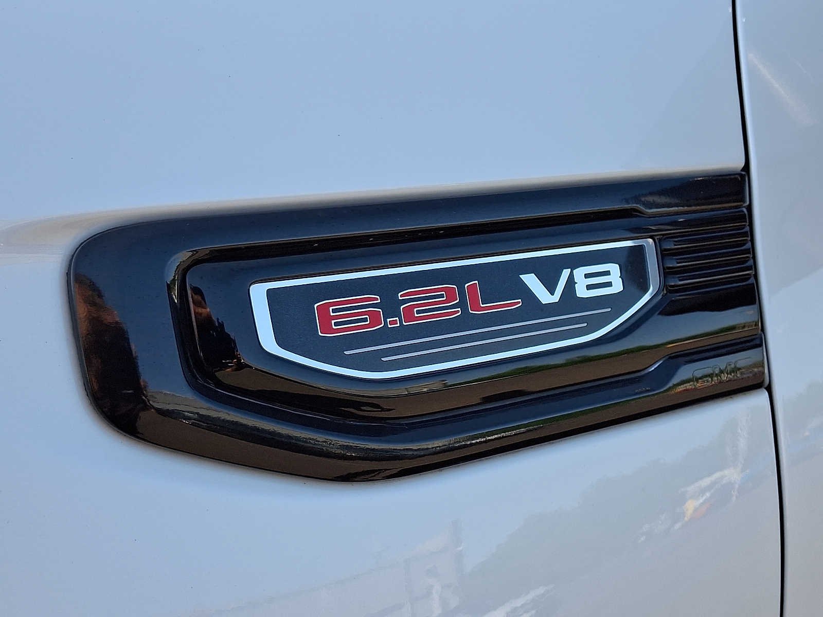 Used 2020 White Frost Tricoat GMC Denali image 40