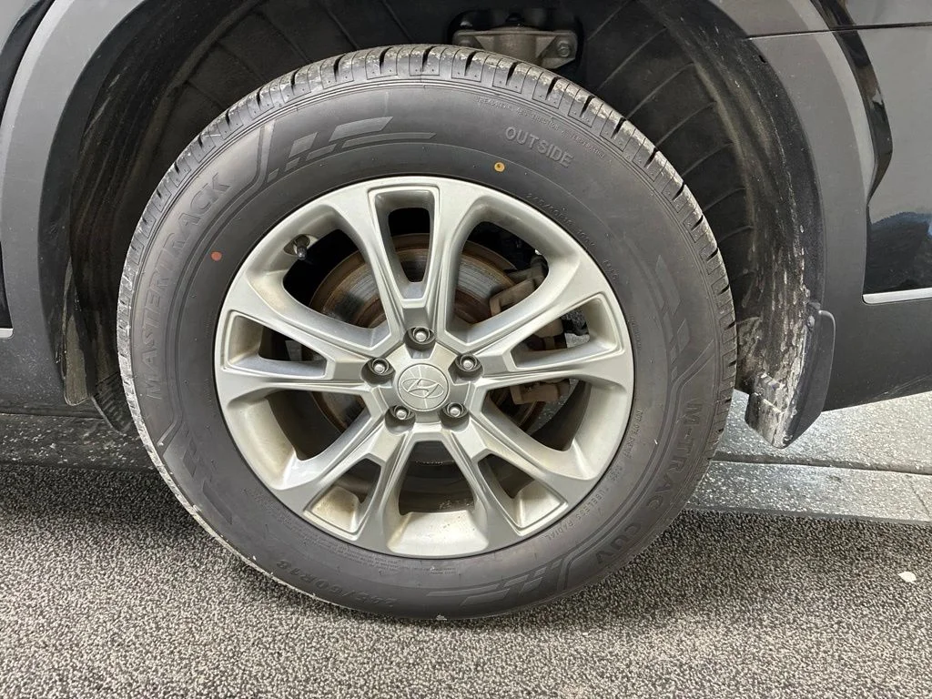 Used 2022 Black Hyundai SE image 8